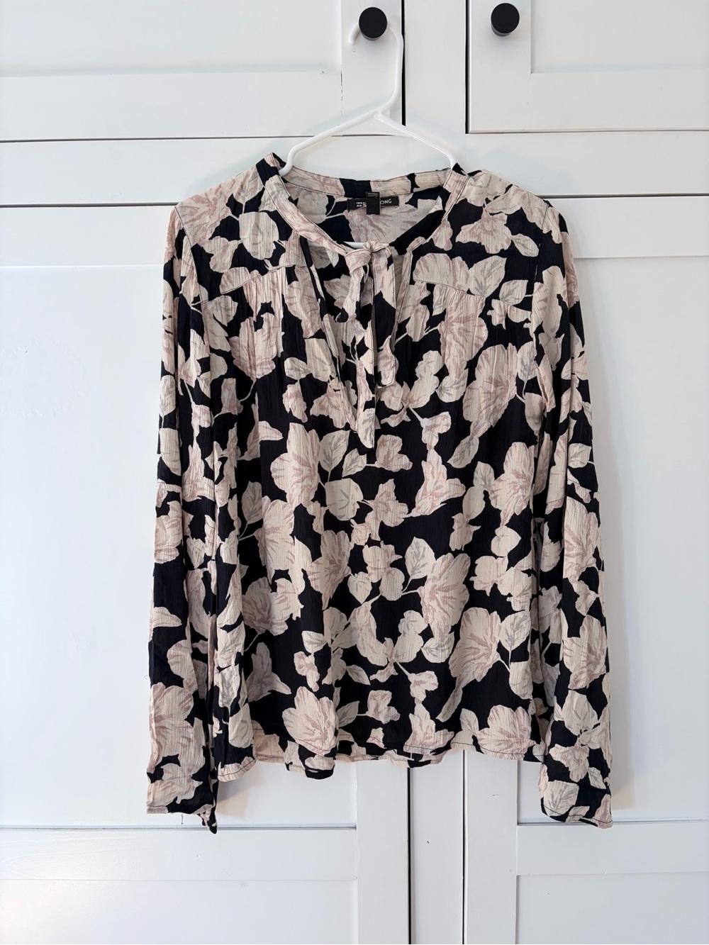 Billabong Black Floral Tie V Neck Bell Sleeve Blouse Size Small